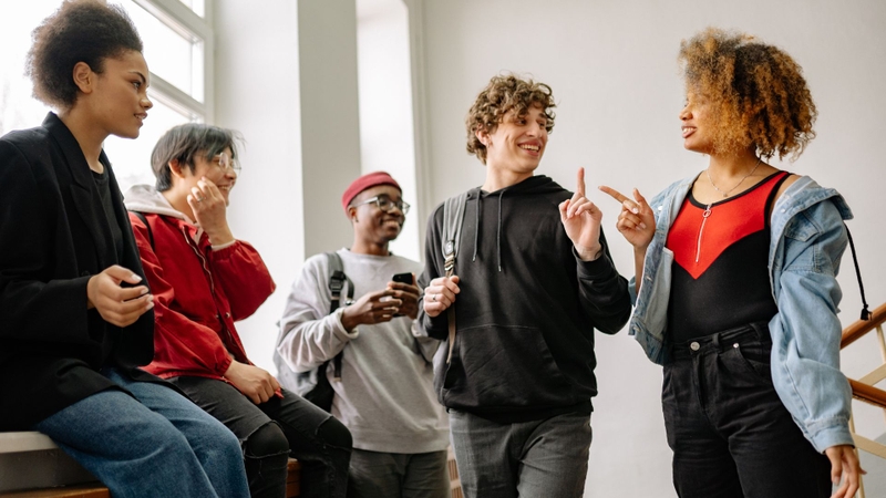 Ái kỷ trong giao tiếp: Khi cuộc trò chuyện chỉ còn là sân khấu một người 3