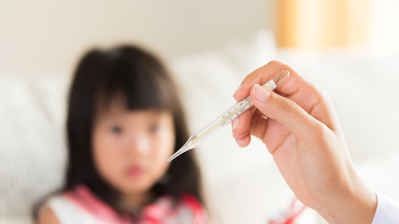 Người đang sốt cao không nên tiêm vắc xin để đảm bảo an toàn