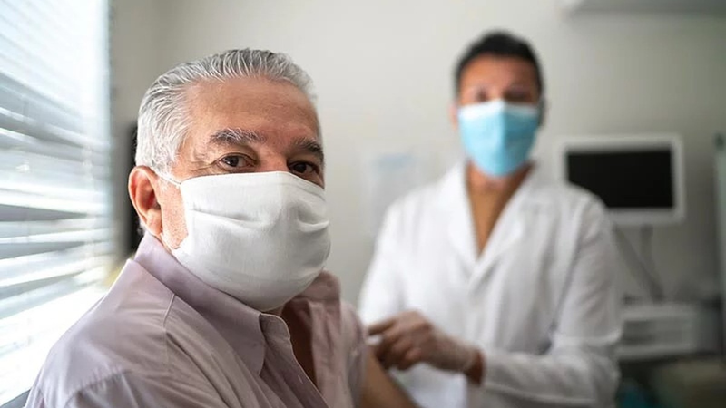 Ai nhiễm cúm dễ chuyển nặng và ai cần tiêm vắc xin? 2