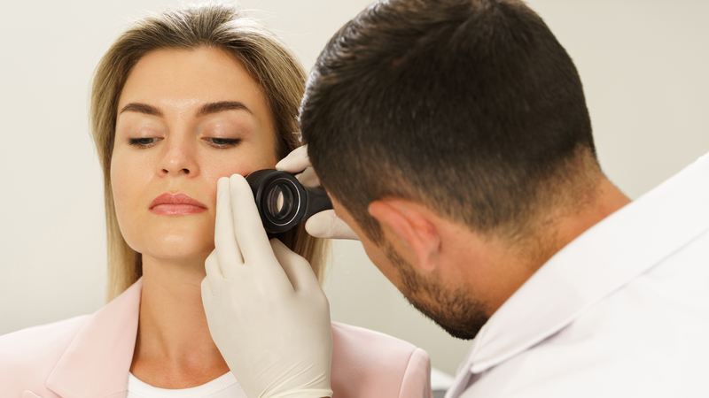 Nên gặp bác sĩ da liễu nếu xuất hiện mụn viêm sưng đỏ, đau nhức mà không thuyên giảm