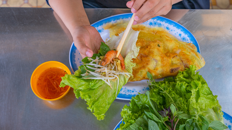 Nên ăn bánh xèo kèm nhiều rau xanh