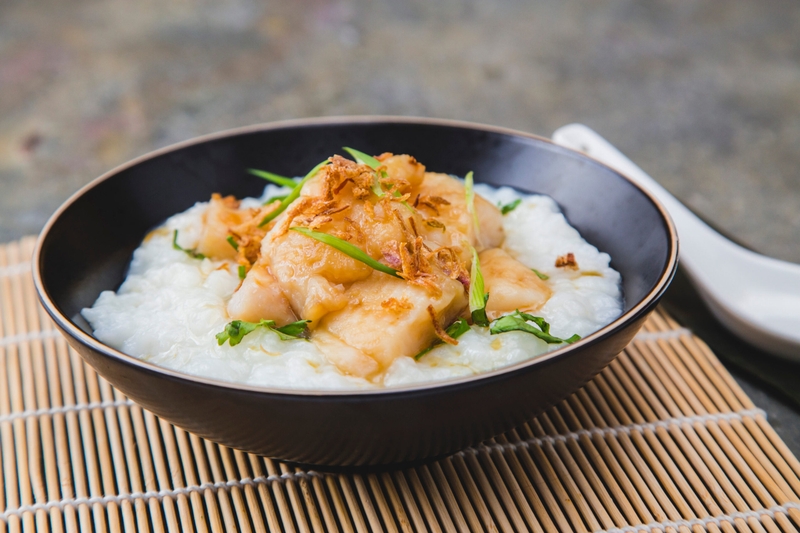 Nên ưu tiên cho bé ăn chín uống sôi, không ăn các loại cá sống hoặc không rõ nguồn gốc