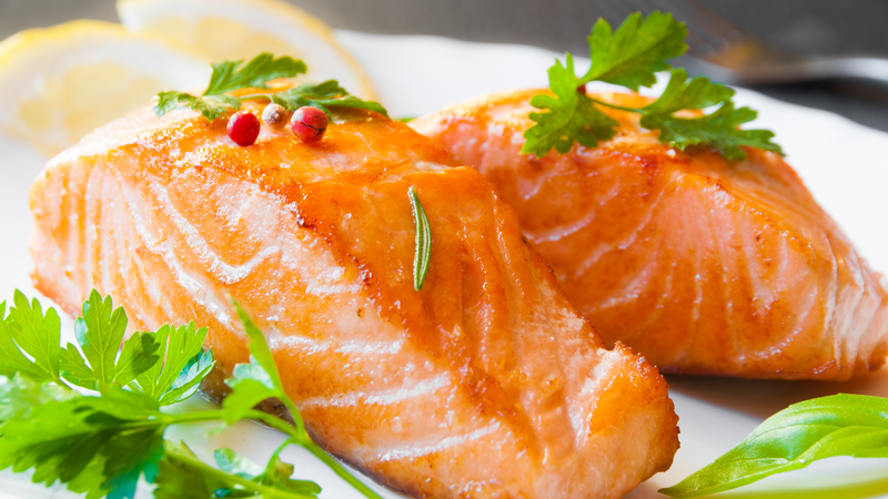 Cá hồi là nguồn cung cấp protein chất lượng cao, omega-3 và nhiều vitamin, khoáng chất quan trọng