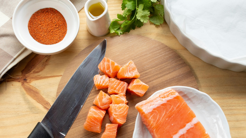 Nên nấu chín cá hồi để giảm nguy cơ nhiễm vi khuẩn hoặc ký sinh trùng