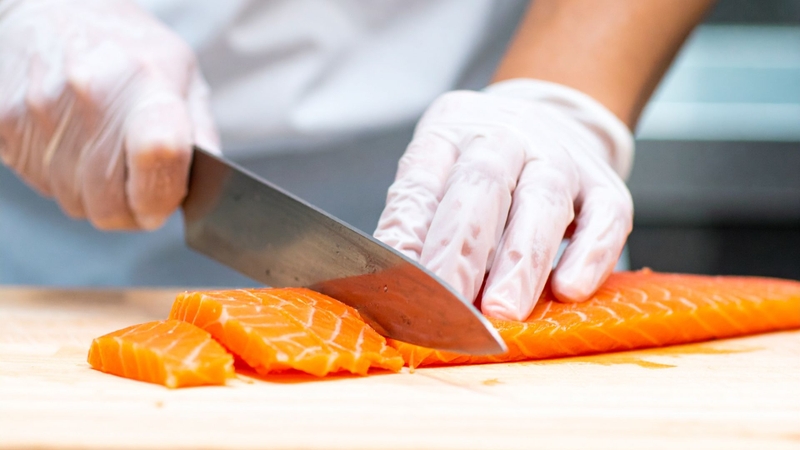 Nên chọn cá hồi tươi, có nguồn gốc rõ ràng để đảm bảo chất lượng