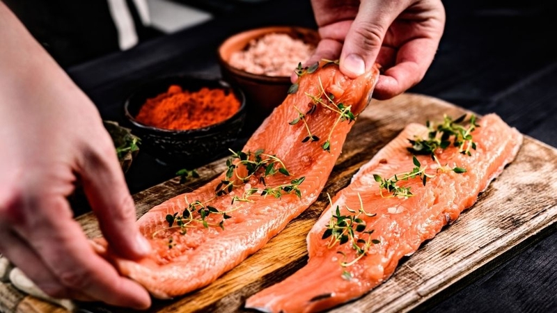 Ăn cá hồi vân có tốt không? Có lưu ý gì khi ăn? 1