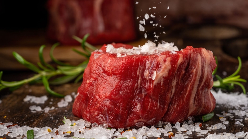 Thịt đỏ chứa nhiều purin, có thể làm tăng nồng độ axit uric trong máu
