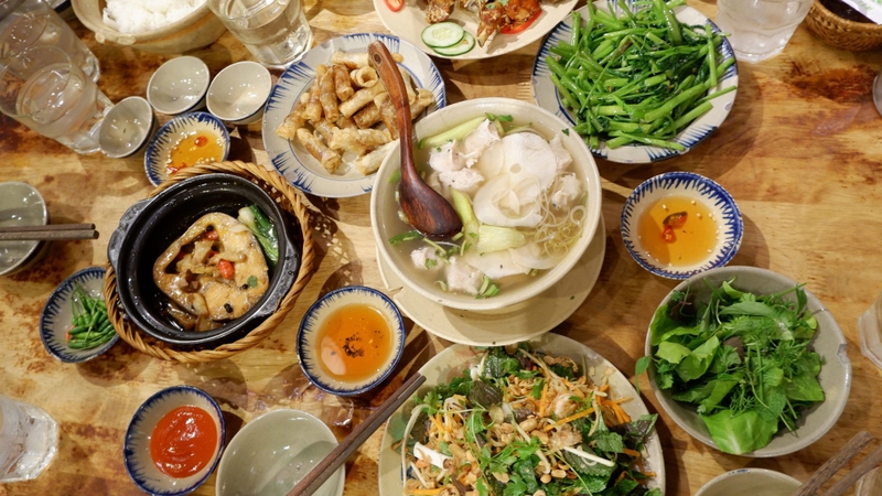 Sắp xếp rau xanh, thịt cá và cơm trong bữa ăn gia đình