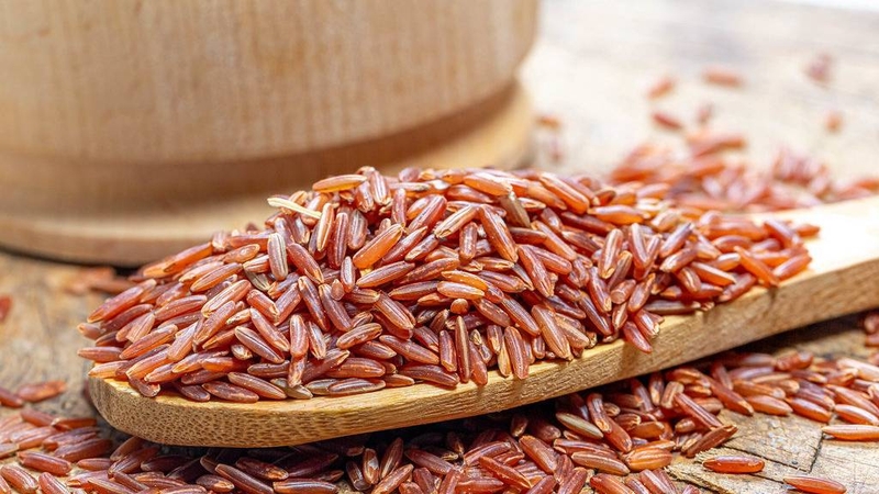 So với cơm trắng, gạo lứt chứa nhiều chất xơ, vitamin và khoáng chất hơn