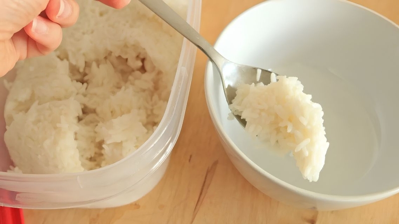 Cơm chín nên được làm nguội nhanh và bảo quản trong tủ lạnh