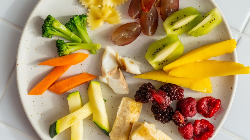 Khi áp dụng BLW, thức ăn trong giai đoạn đầu cần có độ mềm phù hợp