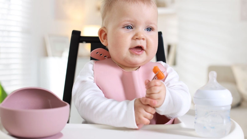 Khi trẻ kiểm soát cổ tốt hơn, giữ đầu vững và có thể ngồi thẳng khi được hỗ trợ có thể bắt đầu ăn dặm