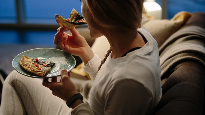 thức khuya dẫn đến cảm giác thèm ăn