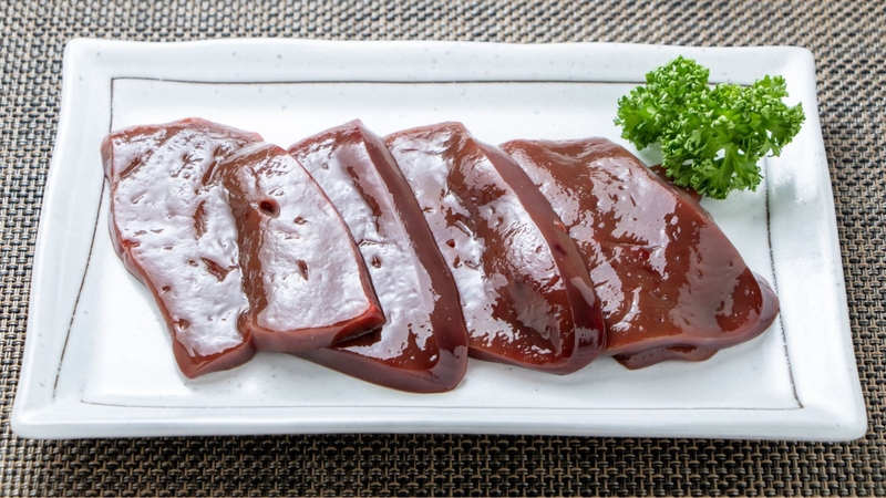 Người rối loạn mỡ máu nên hạn chế ăn gan lợn