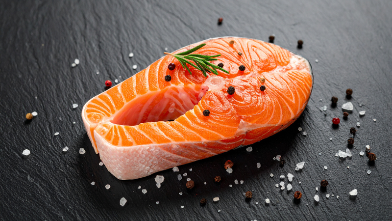 Cá béo là nguồn cung cấp omega-3 dồi dào, giúp xây dựng và duy trì cấu trúc tế bào não