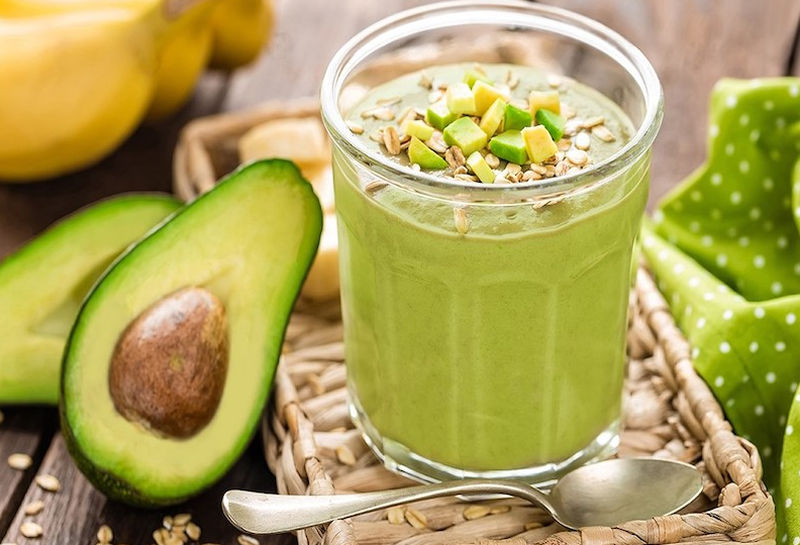 Cá béo Phần lớn loại cá đều mang lại giá trị dinh dưỡng rất cao, đặc biệt là các loại cá béo như cá chấm, cá hồi, cá ngừ, cá thu, cá mòi... chứa nhiều axit béo omega-3 với hàm lượng hơn hẳn những loại cá khác. Các axit béo này giúp cân bằng nội tiết tố, tăng cường lưu thông máu và chức năng não bộ, nhất là nâng cao sức khỏe của tử cung. Thường xuyên ăn cá béo còn giúp dung nạp thêm các dưỡng chất tốt khác như oleic, palmitic, linoleic, palmitoleic... giúp giảm tình trạng chuột rút, khô âm đạo hay đau bụng khi tới kỳ kinh nguyệt. 2