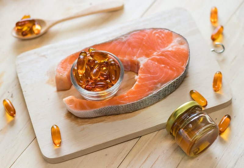 Cá béo Phần lớn loại cá đều mang lại giá trị dinh dưỡng rất cao, đặc biệt là các loại cá béo như cá chấm, cá hồi, cá ngừ, cá thu, cá mòi... chứa nhiều axit béo omega-3 với hàm lượng hơn hẳn những loại cá khác. Các axit béo này giúp cân bằng nội tiết tố, tăng cường lưu thông máu và chức năng não bộ, nhất là nâng cao sức khỏe của tử cung. Thường xuyên ăn cá béo còn giúp dung nạp thêm các dưỡng chất tốt khác như oleic, palmitic, linoleic, palmitoleic... giúp giảm tình trạng chuột rút, khô âm đạo hay đau bụng khi tới kỳ kinh nguyệt. 3