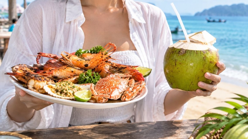 Hải sản và nước dừa đều cung cấp protein cùng nhiều vitamin và khoáng chất