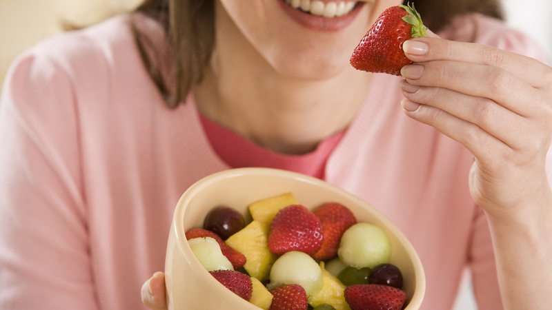 Ăn hoa quả thay cơm có được không? Sai lầm thường gặp khi ăn trái cây 2