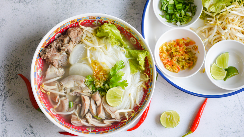 Ăn hủ tiếu có nổi mụn không? Gia vị cay nóng trong hủ tiếu có thể làm tăng tiết bã nhờn, từ đó góp phần gây bít tắc lỗ chân lông và nổi mụn