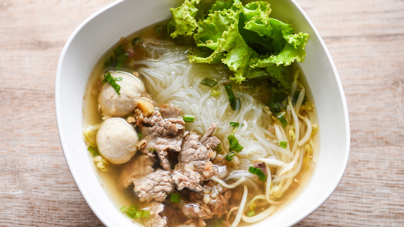 Nên ăn hủ tiếu kèm rau xanh để hỗ trợ hệ tiêu hóa và hạn chế lên mụn