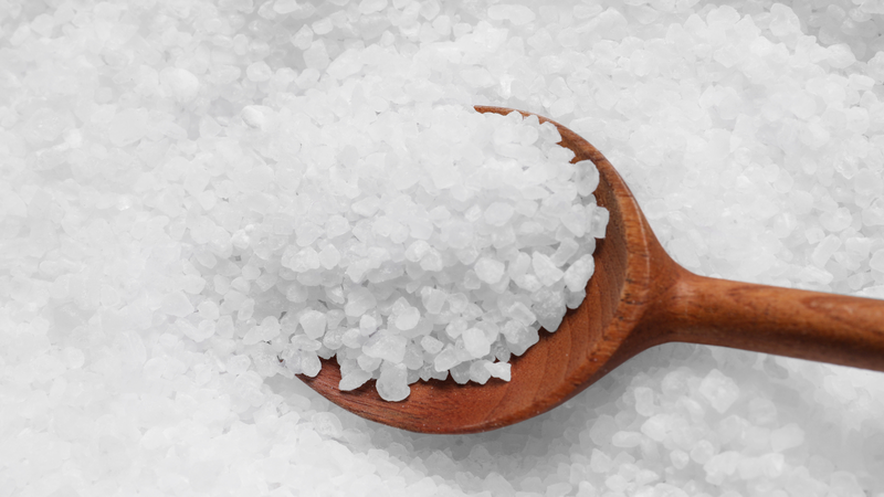 Để bảo vệ sức khỏe tim mạch và thận, hãy giữ lượng muối tiêu thụ dưới 2.300 mg mỗi ngày