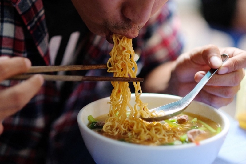 Ăn mì tôm sống có béo không? Ăn mì tôm sống nhiều có tác hại gì? 4