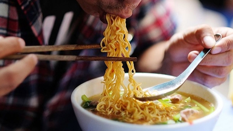 Giải đáp thắc mắc: Ăn mì tôm có bị ung thư không? 2