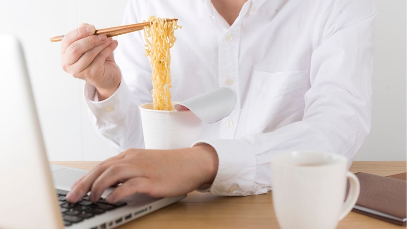 Nên hạn chế ăn mì và khi ăn nên kết hợp với thực phẩm lành mạnh khác