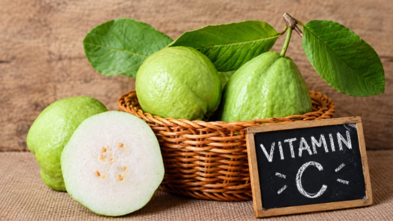 Ổi là nguồn thực phẩm giàu vitamin C hỗ trợ quá trình tổng hợp collagen