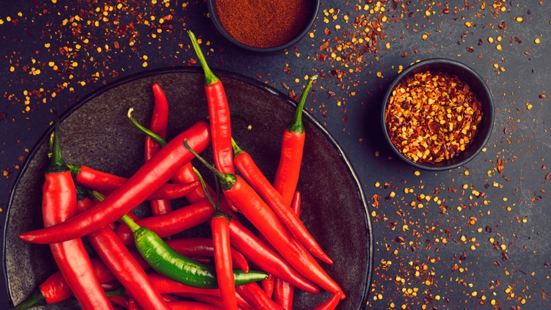 Capsaicin có khả năng ức chế các tín hiệu đau truyền đến não, giúp giảm các cơn đau viêm khớp, đau cơ và đau đầu