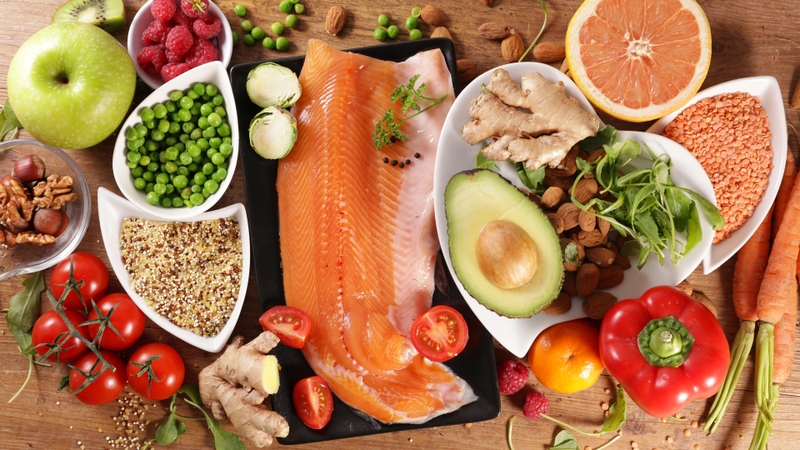 Ăn ớt nên kết hợp với các loại thực phẩm khác như rau xanh, trái cây và protein