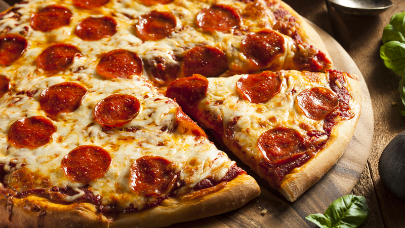 Ăn pizza có nổi mụn không? Pizza có thể làm tăng nguy cơ nổi mụn ở một số người, nhất là khi ăn thường xuyên