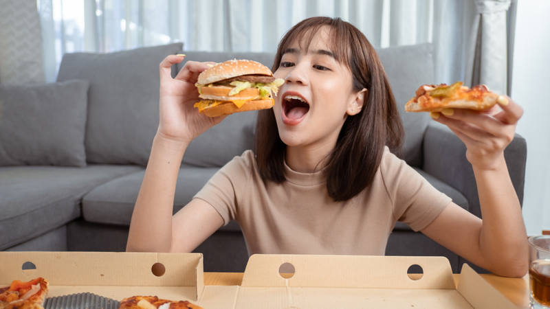 Tránh kết hợp pizza với các món chiên rán hoặc đồ ăn nhiều chất béo, vì có thể làm tăng nguy cơ viêm da
