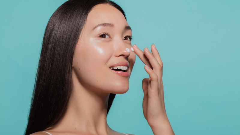 Nên ưu tiên các sản phẩm dưỡng ẩm có kết cấu mỏng nhẹ, thấm nhanh và không gây nhờn dính
