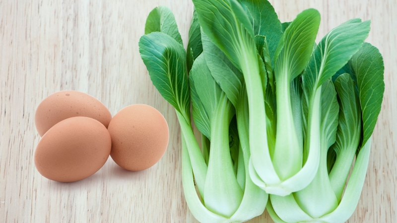 Ăn sáng bằng trứng và rau sẽ duy trì được mức năng lượng ổn định và cảm giác no tự nhiên