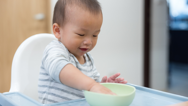 Tránh để bé bắt chước hành vi của người lớn