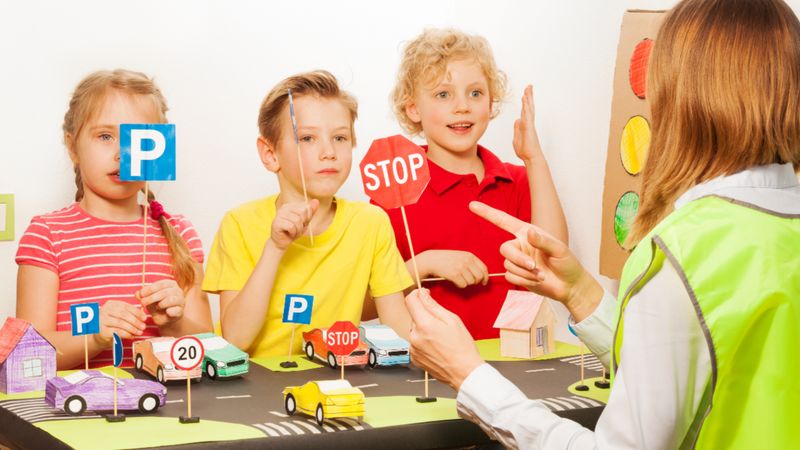 Hình ảnh sinh động, trò chơi thú vị giúp bé tiếp thu dễ dàng