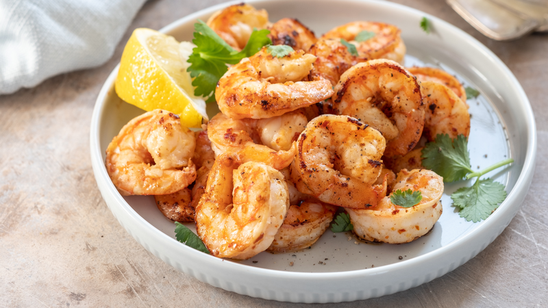 Người có cholesterol cao nên cân đối khẩu phần tôm với toàn bộ thực đơn