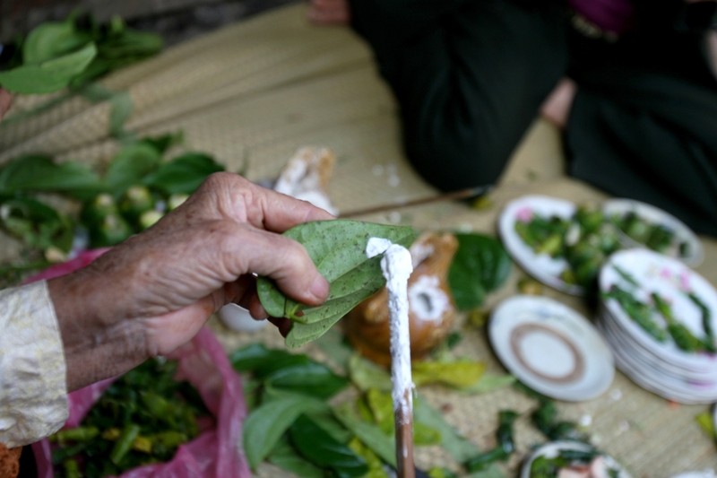 an-trau-co-bi-den-rang-khong-cach-giu-ham-rang-trang-sang-khi-nhai-trau 2.jpg