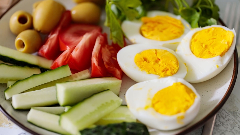 Ăn cùng rau xanh, trái cây, ngũ cốc nguyên hạt để tăng chất xơ và cân bằng dinh dưỡng