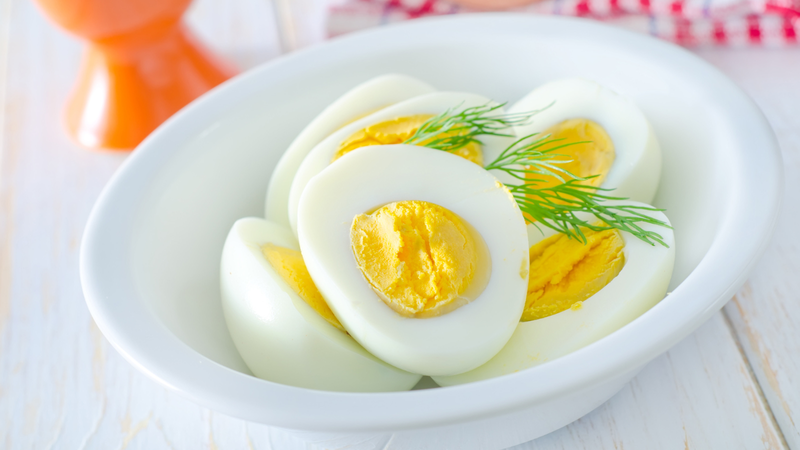 Tránh kết hợp trứng với thực phẩm giàu calo và chất béo xấu