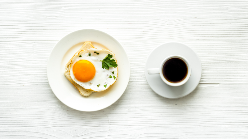 Ăn trứng uống cà phê có sao không? Đối tượng nào nên hạn chế ăn trứng uống cà phê cùng lúc?