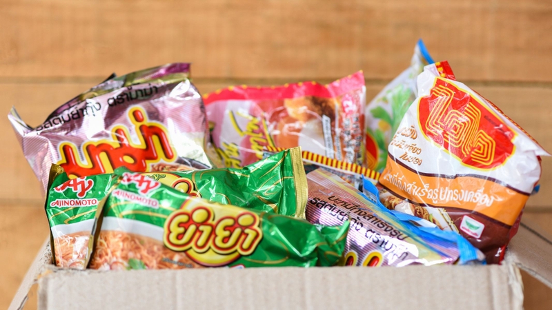 Nếu không có điều kiện nấu nướng, có thể sử dụng thực phẩm ăn liền như mì gói, đồ hộp hoặc lương khô