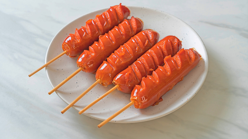 Bên cạnh hương vị hấp dẫn, xúc xích cũng khiến không ít người lo ngại về lượng calo