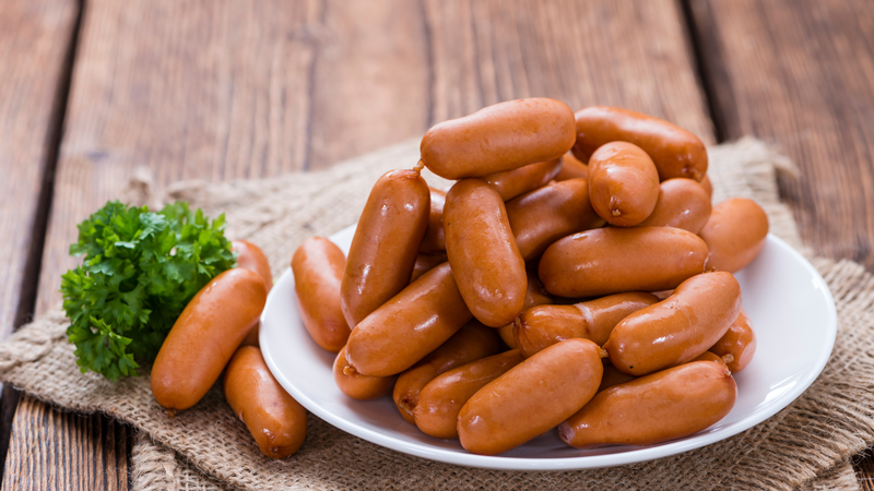 Xúc xích là thực phẩm chế biến sẵn, cần được sử dụng hạn chế