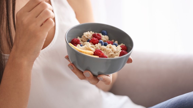 Nhiều người muốn biết&nbsp;ăn yến mạch buổi sáng có tốt không