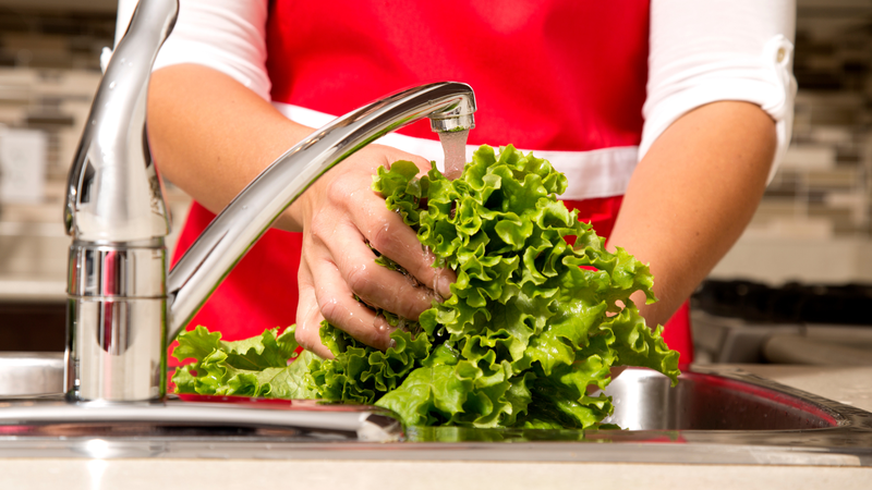 Rửa rau dưới vòi nước chảy mạnh nhiều lần lại giúp loại bỏ bụi bẩn và hóa chất tồn dư tốt hơn so với ngâm trong nước muối