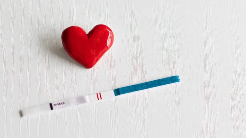 Hình ảnh que thử thai 2 vạch đậm có ý nghĩa khả năng mang thai là rất cao