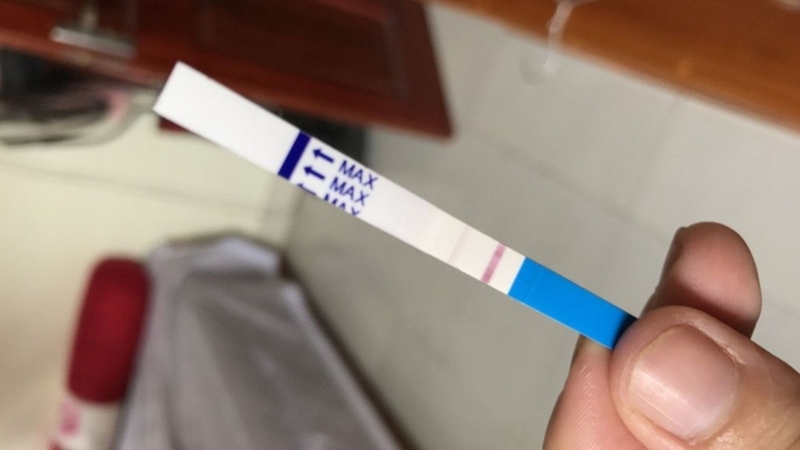 Que thử thai cho 2 vạch nhưng 1 vạch mờ có thể do thử thai quá sớm